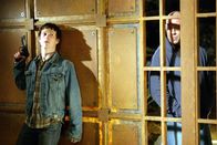 Hostage - Entführt – Als drei Kleinganoven (Marshall Allman, l.) auf der Flucht nach einem Raubüberfall eine Familie in seinem Bezirk als Geiseln nehmen, beginnt für den Polizisten Jeff Talley (Bruce Willis) ein gnadenloser Wettlauf mit der Zeit ...