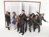 Castle – (2. Staffel) - Das Leben von (v.l.n.r.) Captain Roy Montgomery (Ruben Santiago-Hudson), Martha (Susan Sullivan), Alexis (Molly C. Quinn), Richard (Nathan Fillion), Kate (Stana Katic), Lanie (Tamala Jones), Javier (Jon Huertas) und Kevin (Seamus Dever) ändert sich, als zwei Morde auf exakt die Weise begangen werden, wie Castle sie in seinen Romanen schildert.