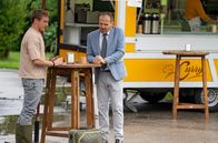 Sturm der Liebe – Die Annäherung zwischen Markus (Timo Ben Schöfer, M.) und Vincent (Martin Walde, l.) ist zögerlich.