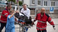 Tatort – Borowski (Axel Milberg) wird ins Krankenhaus gebracht.