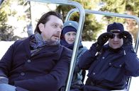 Steirerkind – Um den Mord an dem cholerischen Karl Wintersperger, Cheftrainer des österreichischen Herrenskiteams, aufzuklären, nehmen Sandra Mohr (Miriam Stein) und ihr Vorgesetzter Sascha Bergmann (Hary Prinz, li.) vom LKA Graz mit Unterstützung des lokalen Postenkommandanten Völk (Johannes Zeiler) sein engeres Umfeld ins Visier.