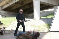 Drive Angry – Der flüchtige Kriminelle Milton (Nicolas Cage, hinten) hat seine einzige Tochter verlassen, als diese ein Teenager war, doch jetzt befindet sie sich in den Händen einer tödlichen Sekte und er setzt alles in Bewegung, um sie zu retten ...