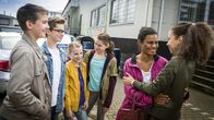 Die Pfefferkörner – Anulika (Adisat Semenitsch, 2. von rechts) ist Dank des Einsatzes von Johannes (Luke Matt Röntgen), Benny (Ruben Storck), Alice (Emilia Flint), Mia (Marleen Quentin) und Lisha (Emma Roth) wieder frei.