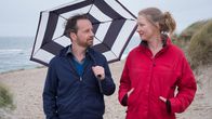 Ausgerechnet Sylt – Kevin (Fabian Busch) und Bente (Katja Studt) kommen sich bei einem gemeinsamen Strandspaziergang näher.