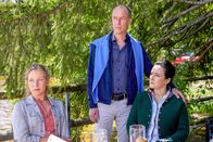 Die Rosenheim-Cops – Babette Neuhäuser (Bernadette Schnabl, l.), Kurt Knauer (Holger Daemgen, M.) und Iris Hopfenbrauer (Sabine Oberhorner, r.) stehen unter Schock, denn gerade hatten sie noch mit dem Opfer nach ihrer Pilzexkursion gemeinsam gegessen.