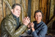 Die Chefin – Paul Böhmer (Jürgen Tonkel, l.) ist zusammen mit Hanna Böhmer (Ursula Strauss, r.) entführt worden.