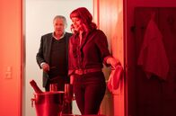 Hubert ohne Staller – Das sieht aber romantisch aus! Nur, was macht Herr Girwidz (Michael Brandner, l.) bei der Geliebten des Toten Melanie Linzinger (Lina Reiss, r.)?