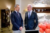 Sturm der Liebe – Erik (Sven Waasner, l.) ärgert es, dass Werner (Dirk Galuba, r.) einen dahergelaufenen Vielleicht-Enkel als potenziellen Nachfolger in Betracht zieht.
