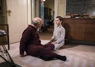 Young Sheldon – (v.li.) Wallace Shawn (Dr. John Sturgis), Iain Armitage (Sheldon Cooper).