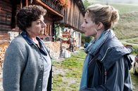 Der Bergdoktor – Lisbeth (Monika Baumgartner, l.) und Susanne (Natalie O'Hara, r.) fühlen sich unbeobachtet, doch im Hintergrund muss Hans (Heiko Ruprecht, M.) eine erschreckende Wahrheit erfahren.