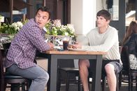 Freundschaft Plus – Adam (Ashton Kutcher, r.) wird von Kumpels wie Eli (Jake M. Johnson, l.) für seine körperliche Beziehung mit einer attraktiven Frau beneidet. Adam beginnt jedoch zu zweifeln, ob ihn eine rein körperliche Beziehung auch in Zukunft glücklich machen kann.