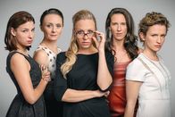 Vorstadtweiber – v.li.: Caroline Melzer (Martina Ebm), Maria Schneider (Gerti Drassl), Nicoletta Huber (Nina Proll), Waltraud Steinberg (Maria Köstlinger), Sabine Herold (Adina Vetter).