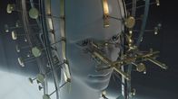 Strangest Things – Das Metallgerät passt auf einen Frauenkopf und nimmt Mikro-Messungen vor, die den Schönheitsgrad bestimmen sollen.