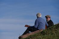 Gipfeltreffen (BR) – Werner Schmidbauer (links) trifft Martin Kälberer (rechts) auf dem Mitterberg bei Bad Feilnbach.