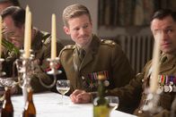 Father Brown – Lieutenant Anthony Graham (Steven Miller) spricht bei einer Feier für die gefallenen Soldaten in höchsten Tönen von St. Clare.