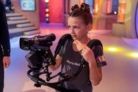 1, 2 oder 3 – Kamerakind Maria Melina sorgt heute für spannende Aufnahmen aus dem "1, 2 oder 3"-Studio.