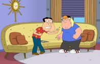 Family Guy – Chris braucht einen Job und stellt sich bei Quagmire als persönlicher Assistent vor. Seine erste Aufgabe: Ihm einen Schlag verpassen.