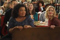 Community – In der Cafeteria wird die Lerngruppe (Yvette Nicole Brown, l., Gillian Jacobs, r.) plötzlich von einer Gesangseinlage überrascht: Andre hat sich etwas ganz besonderes für Shirley einfallen lassen ...