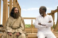Evan Allmächtig – Evans (Steve Carell, l.) bereitet sich auf seinen ersten Tag als frischgebackener Kongressabgeordneter von New York vor. Das übliche Ritual beginnt mit einem Gebet und der Bitte an Gott (Morgan Freeman, r.), die Welt zu ändern. Er ahnt nicht, dass er erhört wird ...