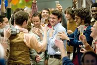 Milk – Harvey Milk (Sean Penn, M.) lässt sich an der Seite seines Freundes Jack (Diego Luna, r.) nach seinem Wahlsieg feiern.