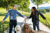 Frühling – Katja Baumann (Simone Thomalla) und Pfarrer Sonnleitner (Johannes Herrschmann) verstehen sich tierisch gut.