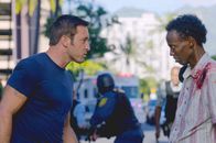 Hawaii Five-0 – Hat Roko Makoni (Barkhad Adbi, r.) etwas mit dem Mord an einem Journalisten zu tun? Steve (Alex O'Loughlin, l.) und sein Team versuchen dies herauszufinden ...