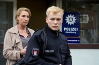 Großstadtrevier – Polizeianwärter Robin Haas (Julius Nitschkoff, r.) kommt am ersten Tag seines Praktikums zu spät zum Dienst. Prompt bekommt er Ärger mit Kommissariatsleiterin Frau Küppers (Saskia Fischer, l.)..