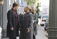 Castle – Javier Esposito (Jon Huertas, r.) glaubt, dass Castle (Nathan Fillion, l.) und Beckett (Stana Katic, r.) bereits von seiner Affäre mit Lanie Parish wissen, dabei ist alles nur ein Missverständnis ...