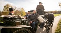Sturm der Liebe – Werner (Dirk Galuba, l.) fühlt sich von Alfons (Sepp Schauer, r.) bei Leander (Marcel Zuschlag, M.) in die Parade gefahren.