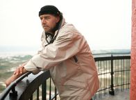 Das Glück ist eine Insel – Dr. Jens Groote (Christian Kohlund) ist ein naturverbundener Umweltschützer, der sich in die Abgeschiedenheit einer Nordseeinsel zurückgezogen hat.
