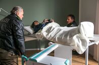 Hubert ohne Staller – Hubert (Christian Tramitz, r.) und Girwidz (Michael Brandner, l.) müssen bei der Befragung der schwangeren Elke Becker (Anastasia Papadopoulou, M.) andere Methoden anwenden.