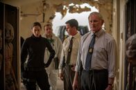 Sicario – Dave Jennings (Victor Garber, r.) hält viel von Kates (Emily Blunt, l.) Arbeit. Kein Wunder also, dass er die Pläne von Graver unterstützt, sie bei der Ressortübergreifenden Einheit einzusetzen. Doch damit beginnt für die Agentin ein Kampf um Leben und Tod ...