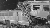 Die schwersten Unglücke der DDR – 1984 raste ein Transitzug Richtung Westdeutschland in einen stehenden Pendlerzug. Transitzüge durften in der DDR wegen möglicher "Republikflucht-Versuche" nicht langsam fahren oder halten. So übersah der Zugführer im dichten Nebel ein rotes Signal. Das kostete 11 Menschen das Leben.