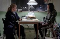 Snow Angels – Die Kommissarin Alice (Eva Melander) vernimmt die Mutter Jenni (Josefine Asplund).