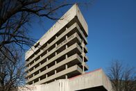 Lost Places - Geheime Welten – Das Bank-Hochhaus von Mostar steht seit 1995 leer. Pläne für eine Weiternutzung durch die Regierung Bosniens werden immer wieder verschoben.