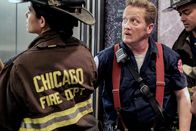 Chicago Fire – Chicago Fire Staffel 7, Folge 2 Angespannt: Miranda Rae Mayo als Stella Kidd (von hinten), Christian Stolte als Mouch, Taylor Kinney als Kelly Severide. Copyright: SRF/NBC Universal