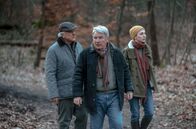 Der Fall Marianne Voss – Karsten Voss (Jörg Schüttauf, Mi.) sucht mit seiner Tochter Heike (Hannah Ehrlichmann, re.) und Ralf Wagner (Bernhard Schütz, li.) nach seiner vermissten Frau Marianne.
