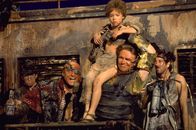 Waterworld – Als Piraten die Insel angreifen, flieht Mariner mit der 10jährigen Enola (Tina Majorino, oben), die den Weg nach Dryland auf ihren Rücken mit sich trägt. Bald darauf fällt das Mädchen jedoch in die Hände der Piraten. Mariner nimmt die Verfolgung auf ...