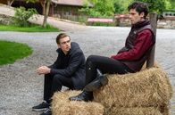 Sturm der Liebe – Leo (Aurel Klug, l.) ist verletzt, weil Elias (Orlando Lenzen, r.) nicht begeistert auf die Scharade mit Lale reagiert.