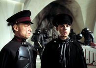 (T)Raumschiff Surprise - Periode 1 – Mars macht mobil! Ziemlich genau im Jahr 2054 gelang es den Menschen, den Mars zu besiedeln. 50 Jahre später planen die Marsianer unter der Führung von Rogul und seiner linken Hand Jens Maul (Rick Kavanian, r.), die Erdbewohner zu vernichten. Unter Führung des Marstruppen-Kommandeurs (Andreas Seifert, l.) beginnt eine gnadenlose Invasion ...