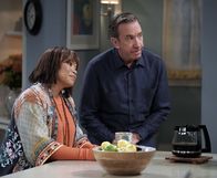 Last Man Standing – Carol (Tisha Campbell, l.); Mike Baxter (Tim Allen, r.)