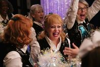 Dancing Queens – Sheryl (Jacki Weaver, Mitte); Martha (Diane Keaton, r.)