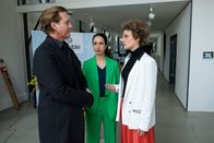 Der Alte – Caspar Bergmann (Thomas Heinze, l.) und Annabell Lorenz (Stephanie Stumph, M.) kann Sharon Dieringsfeld (Karen Dahmen, r.) nicht so einfach herumkommandieren wie ihre Mitarbeiter.