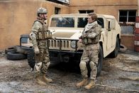 MacGyver – (v.l.n.r.) Jack Dalton (George Eads); Angus MacGyver (Lucas Till)