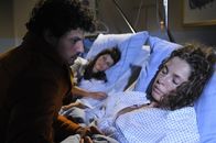 Anna und die Liebe – Carla (Sarah Mühlhause, M.) hört eifersüchtig mit an, wie Luca (Manuel Cortez, l.) Nina (Maria Wedig, r.) einen Neuanfang verspricht.