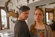 Das Tal der Mörder – Anton Gasser (Fritz Karl), Eva (Anna Unterberger)