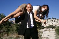 The Transporter – Frank Martin (Jason Statham, l.), "der Transporteur", mit seiner Fracht: Lai (Qi Shu, r.) ...
