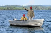 WaPo Bodensee – Kisha (Tua El-Fawwal, l.) und David Kampmann (Leon Blaschke, r.) überfallen die Kampmann-Yacht.