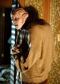 Charmed - Zauberhafte Hexen – Derek (Seth Peterson) hatte viel mit Zauberelixieren experimentiert, um übernatürliche Kräfte zu erlangen. Jetzt hat er zwar die Kräfte, aber all die Experimente haben ihn in eine Bestie verwandelt ...