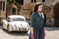 Father Brown – Lady Felicias Nichte Bunty (Emer Kenny) ist eigenwillig und hat einen unkonventionellen Lebensstil. Dadurch hatte sie viel mit der ermordeten Ruby gemeinsam. Hatte sie trotzdem einen Grund, das Mädchen umzubringen?